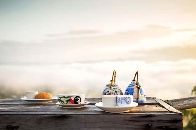Best places to view the sea of mist in Thailand: Tea with a view at Yun Lai Viewpoint in Pai, Mae Hongson