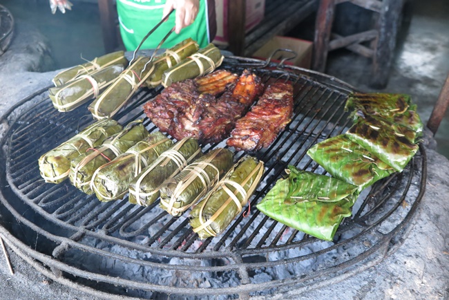 Things to do in Phrae, Thailand: Northern Thai-style sausages straight from the stove