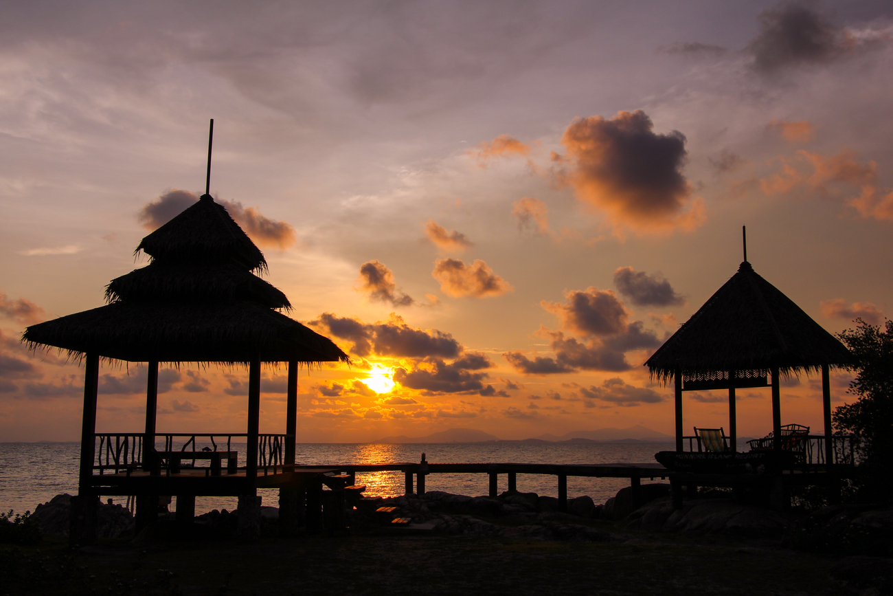 Best islands near Bangkok: Sunset and silhouettes on Koh Mannork, Rayong