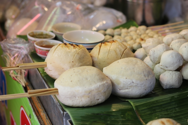 Things to do in Suphan Buri, Thailand: Sam Chuk Market, where one meatball could be enough for lunch